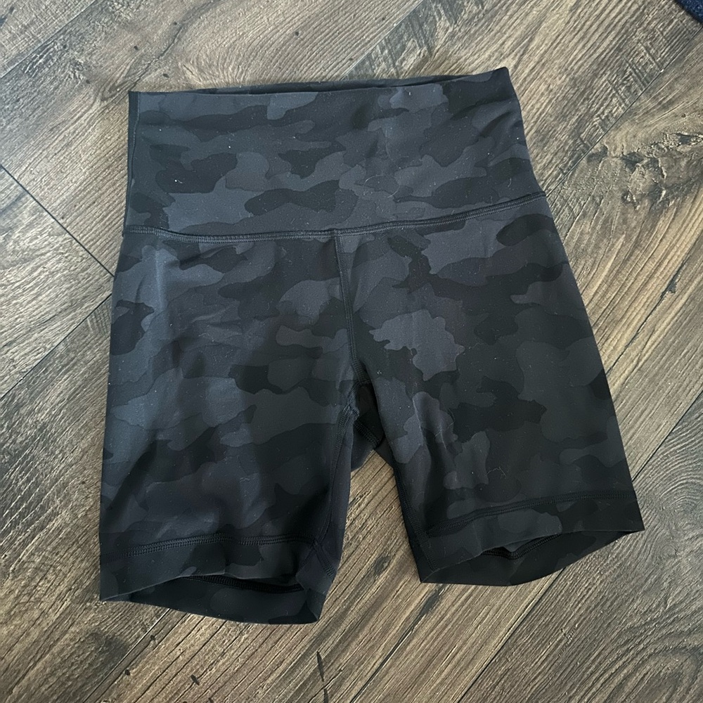 Lululemon Wunder Under Black Camo Biker shorts size 6 and 6 inch inseam